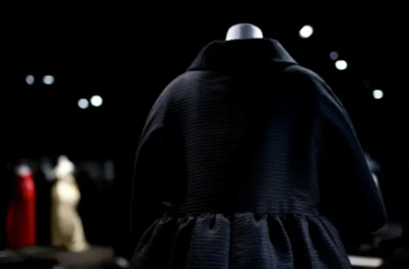 Museo Balenciaga explora la profunda amistad creativa entre el maestro español y Hubert de Givenchy