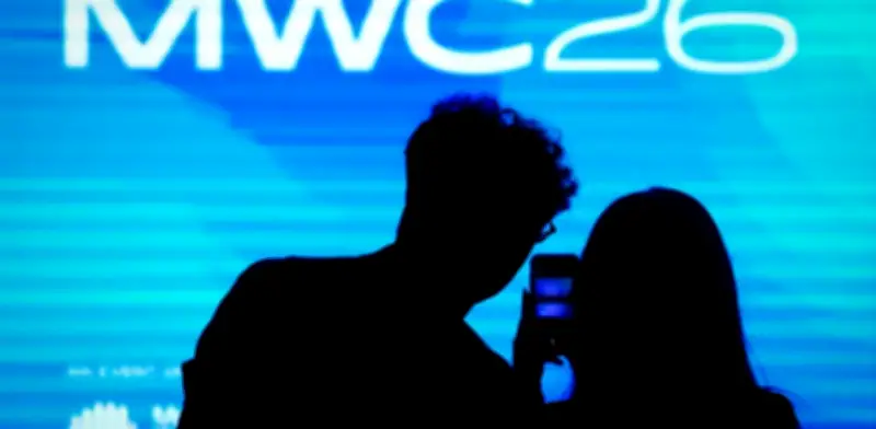 MWC Barcelona: Teléfonos minimalistas y aeropuertos automatizados marcan tendencia tecnológica