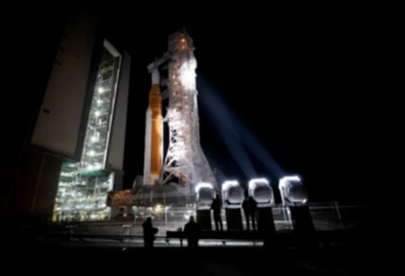 NASA inicia traslado del cohete SLS para la misión Artemis II que llevará humanos a la Luna