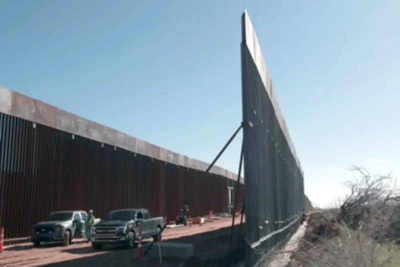 Nuevo muro fronterizo con diseño que eleva temperatura genera críticas por impacto en migrantes