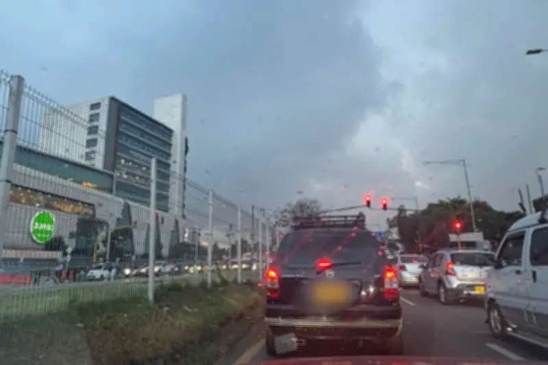 Nuevo semáforo en avenida Boyacá genera caos vial entre Titán Plaza y Makro en Bogotá