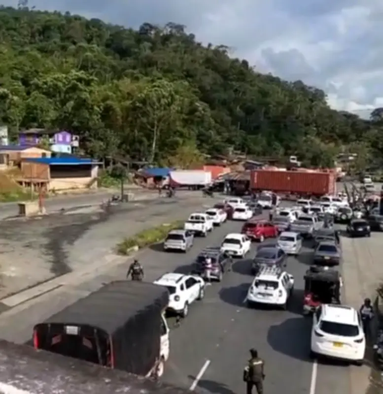 Nuevos bloqueos paralizan la vía al puerto de Buenaventura en el Valle del Cauca