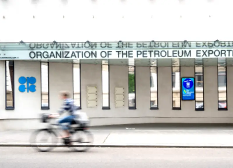 OPEP+ acuerda aumento limitado de producción petrolera mientras conflicto en Irán amenaza el estrecho de Ormuz