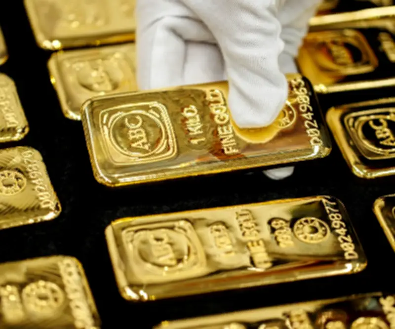 Oro sube más de 2% tras ataques a Irán: demanda de activos refugio se dispara