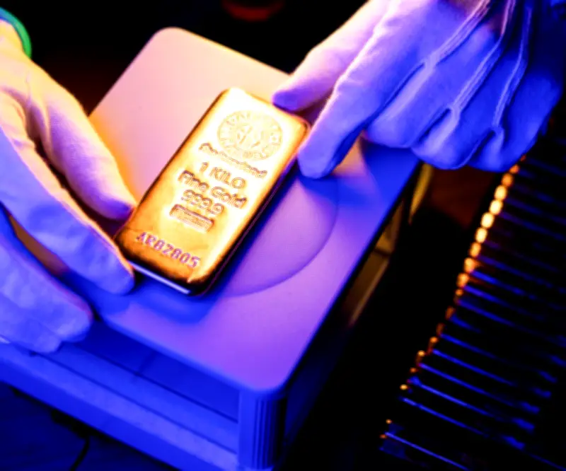 Oro sube por compras de oportunidad pero encara cuarta semana de pérdidas