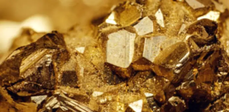 Oro y plata se desploman pese a guerra en Medio Oriente: caídas superan el 4% y 7% respectivamente