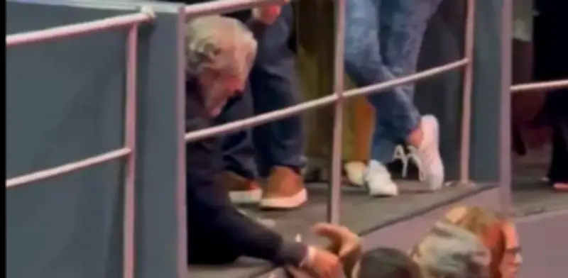 Ovación política en concierto de Miguel Bosé: público pide a Juan Daniel Oviedo como vicepresidente