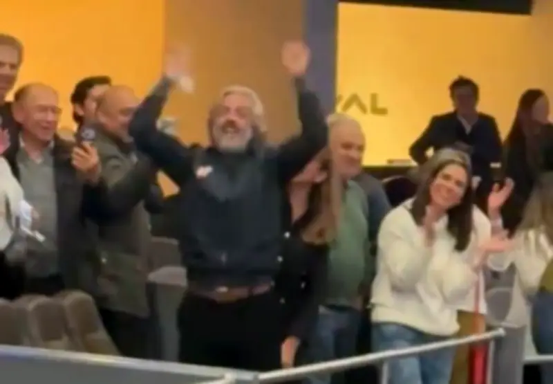 Oviedo ovacionado como 'vicepresidente' tras concierto de Miguel Bosé en Bogotá