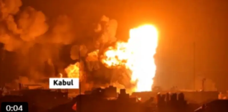 Pakistán intensifica bombardeos en Kabul y ataca depósitos de combustible en Afganistán