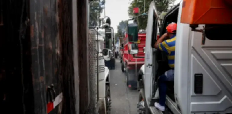 Paro camionero binacional se gesta en frontera Colombia-Ecuador por aranceles del 50%