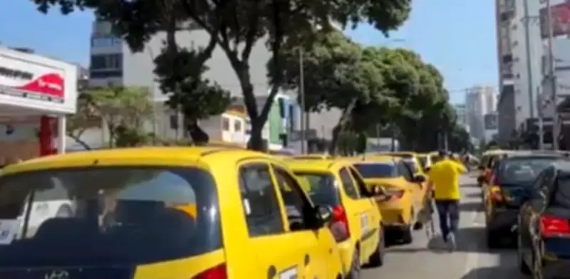 Paro de taxistas bloquea acceso al aeropuerto Palonegro en Bucaramanga