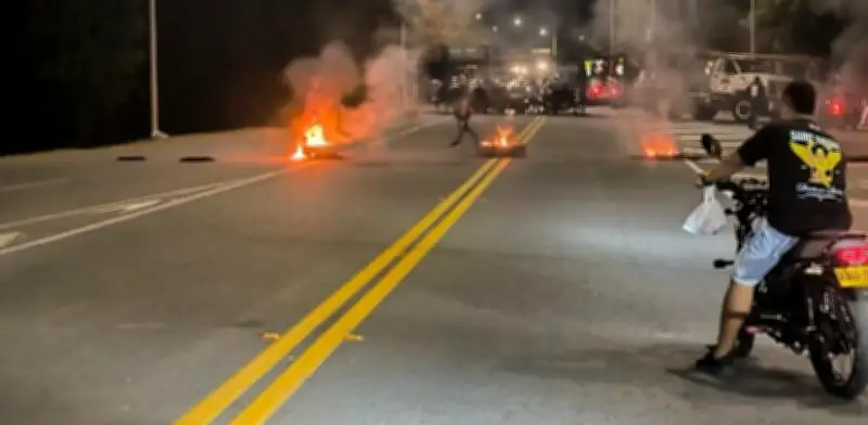 Paro minero en Bajo Cauca: Fuerza pública amenaza con desbloquear vías por la fuerza si fracasa diálogo