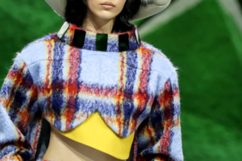 París define las tendencias de moda para el otoño-invierno 2026-27 con equilibrio entre clásicos y fantasía