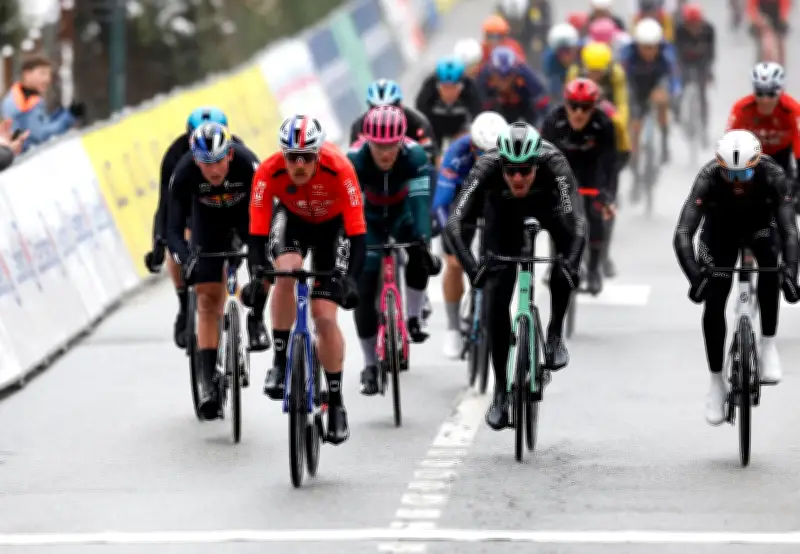 París-Niza: Etapa Reina Recortada por Temporal, Martínez se Mantiene en el Pódio