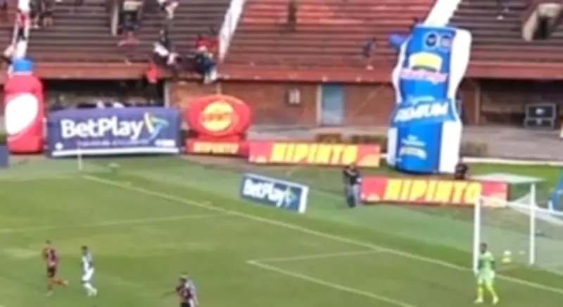 Partido de fútbol colombiano suspendido tras gresca e invasión de hinchas a la cancha