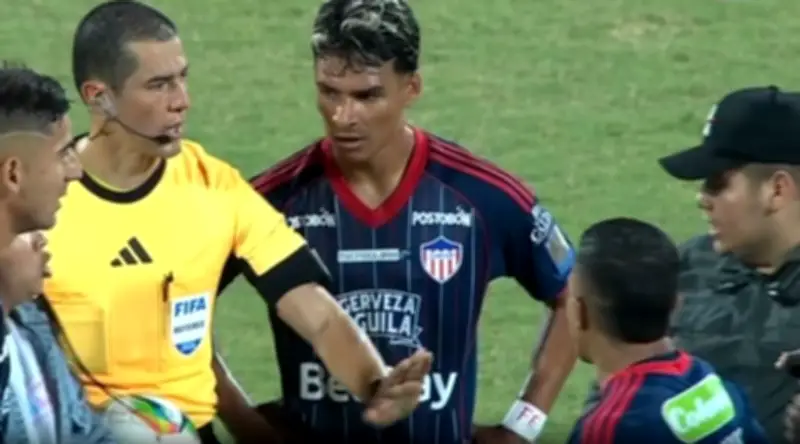 Partido DIM vs Junior se suspende por invasión de hinchas al campo de juego