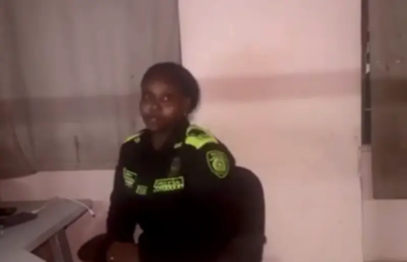 Patrullera esposada en Quibdó tras discusión por su peinado genera debate sobre racismo en la Policía