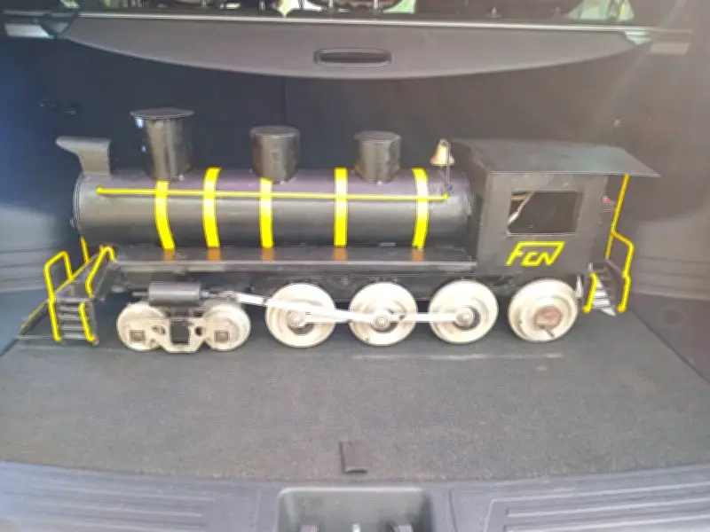 Pensionado de Ferrovías recrea locomotoras históricas a sus 79 años en Bucaramanga