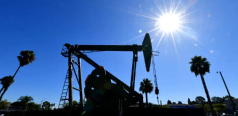 Petróleo alcanza máximo desde 2022 tras amenaza de Irán de cerrar el estrecho de Ormuz