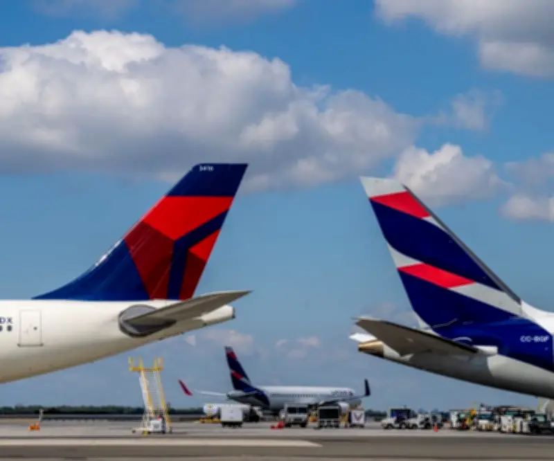 Petróleo amenaza con superar US$100: presión en lujo, turismo y aerolíneas