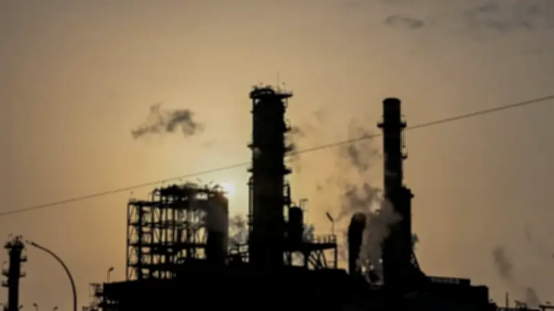 Petróleo cae y bolsas suben ante posible fin de guerra en Oriente Medio