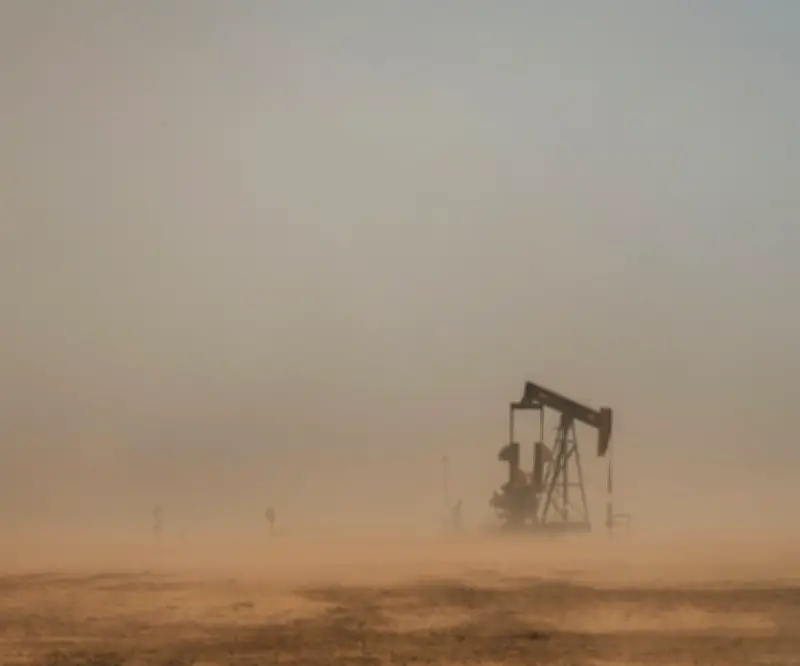 Petróleo en alza por conflicto en Oriente Medio y posible liberación de reservas