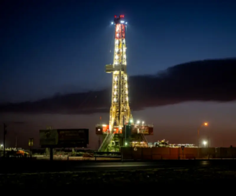 Petróleo estadounidense supera US$100 por barril por primera vez desde 2022