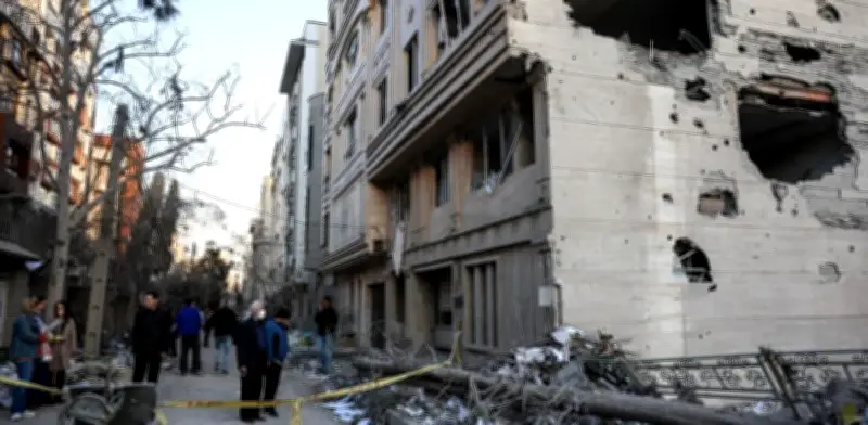 Petróleo podría superar los US$100 por escalada bélica en Irán y tensión en Ormuz