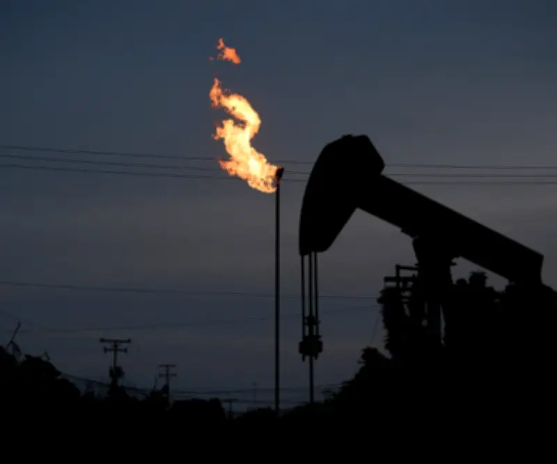 Petróleo se dispara 20% semanal por guerra en Ormuz que paraliza tráfico marítimo clave