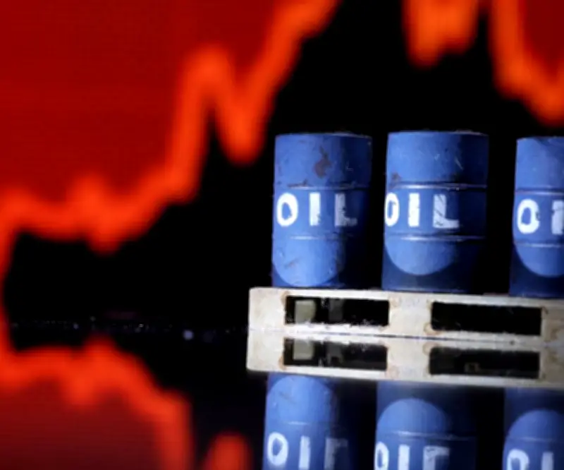 Petróleo sube por cierre de Ormuz e Irán niega diálogo con EE.UU.