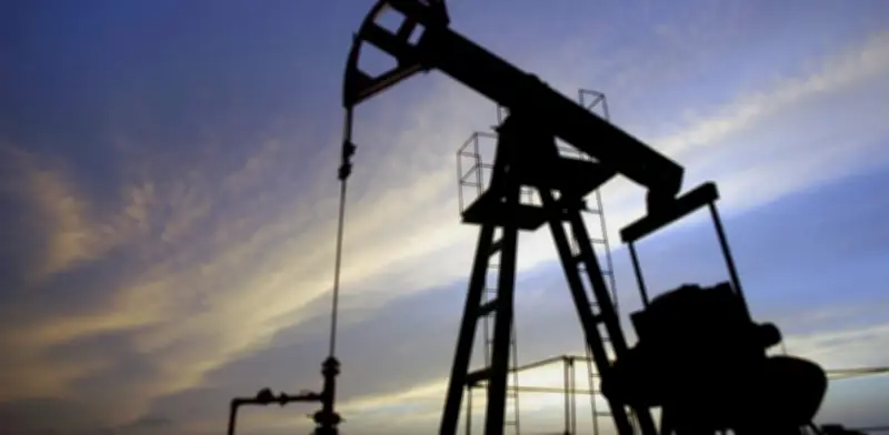 Petróleo supera los 100 dólares por bloqueo de Irán en el estrecho de Ormuz