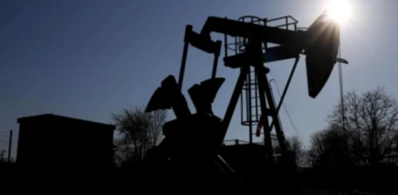 Petróleo supera los 100 dólares tras amenazas de Trump a Irán; bolsas mundiales cautelosas