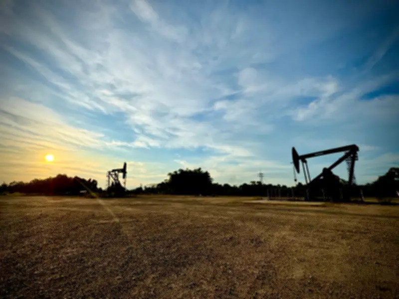 Petróleo supera US$90 por barril: impacto en precios de gasolina y diésel en Colombia