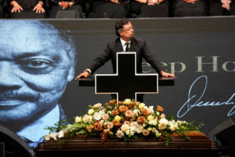 Petro interrumpido en funeral de Jesse Jackson al exceder tiempo de discurso