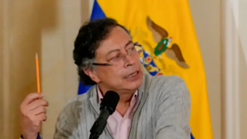 Petro ordena a Ecopetrol abandonar el fracking y transformarse en empresa de IA y energías renovables