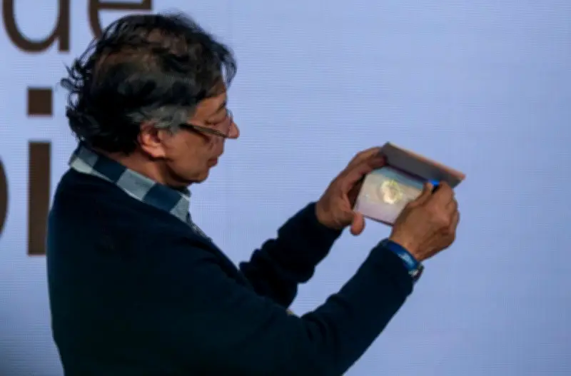 Petro rechaza demanda de Procuraduría sobre pasaportes y denuncia presiones electorales