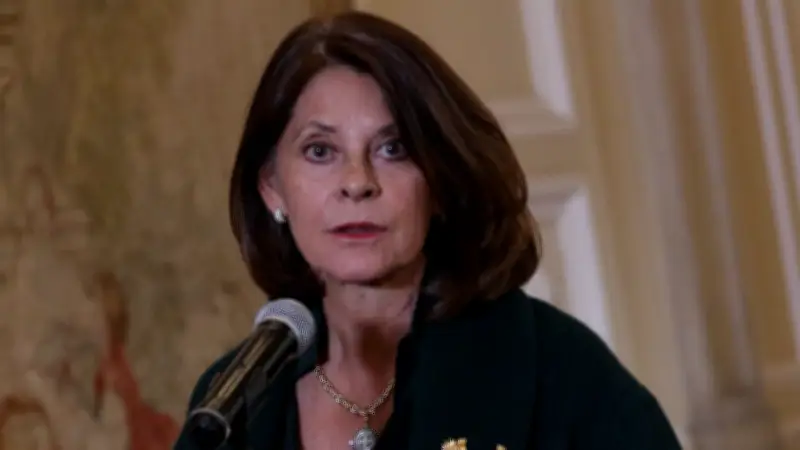 Petro y Marta Lucía Ramírez chocan en redes mientras Colombia llora tragedia aérea militar