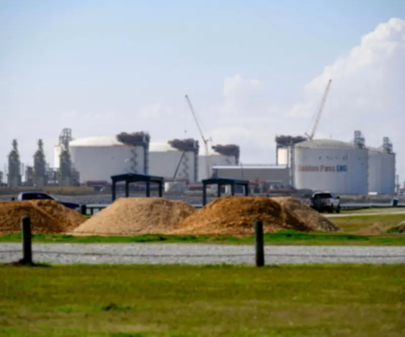 Planta Golden Pass de Qatar-Exxon inicia producción de GNL en Texas