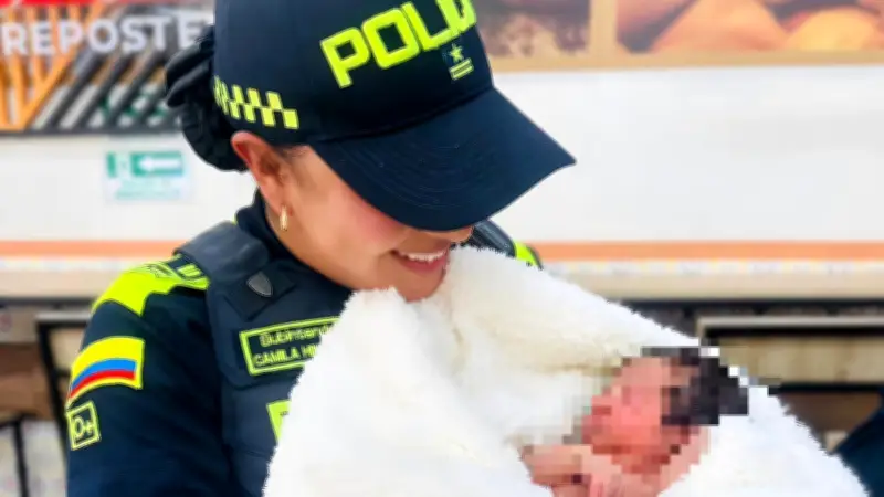 Policía asistió parto en vehículo durante congestión vehicular en Medellín