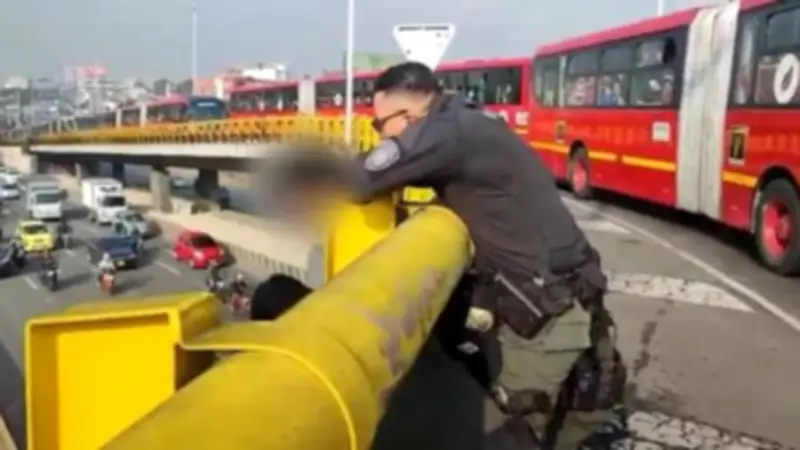 Policía de Bogotá evita suicidio de adolescente en puente de la calle sexta