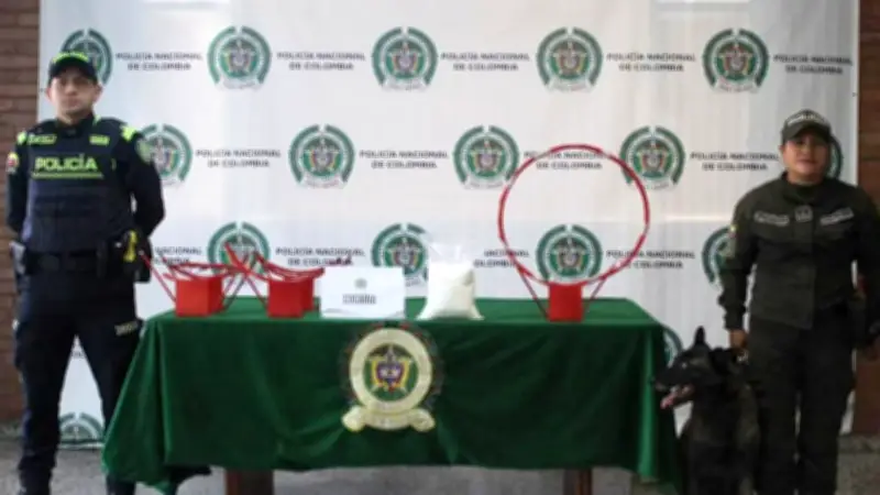 Policía de Bogotá incauta cocaína oculta en aros de baloncesto en aeropuerto El Dorado