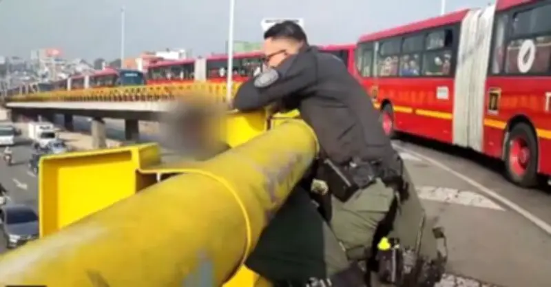 Policía de Bogotá rescata a joven que intentaba lanzarse desde un puente en la capital