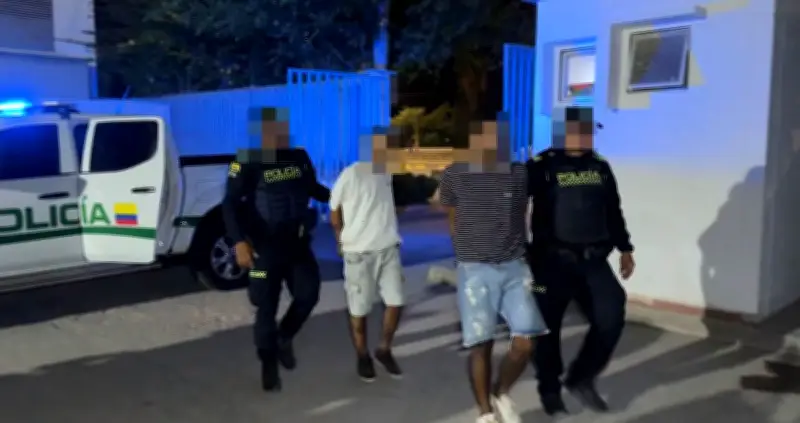 Policía de Cartagena captura a dos sujetos con subametralladora Mac-11 en operativo contra armas ilegales