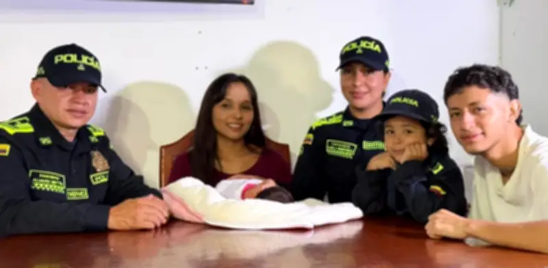 Policía de Medellín asiste heroico parto en vehículo tras falla mecánica y tráfico denso