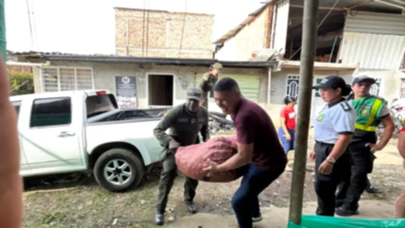 Policía de Popayán entrega ayudas humanitarias a familias afectadas por incendio en barrio El Recuerdo Sur