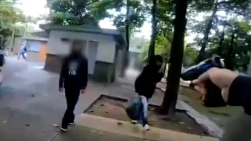 Policía en Medellín arriesga su vida en persecución para capturar a dos ladrones