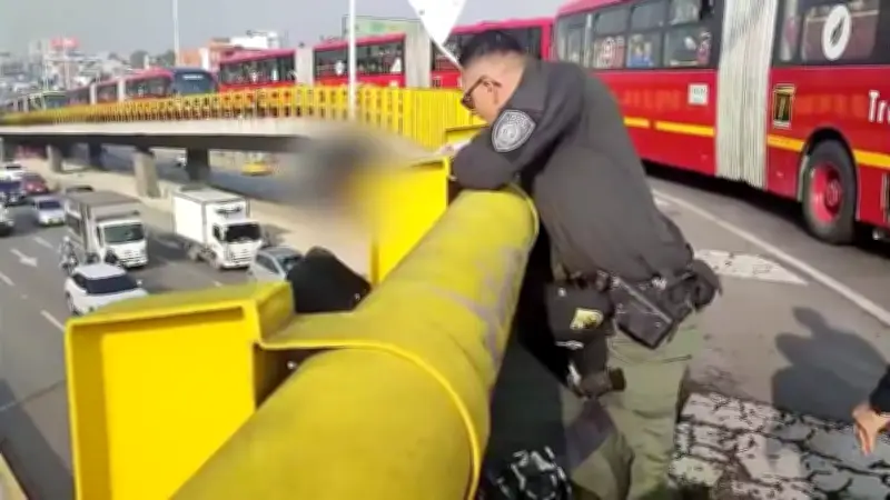 Policía evita suicidio de joven en puente de Bogotá tras dramática intervención