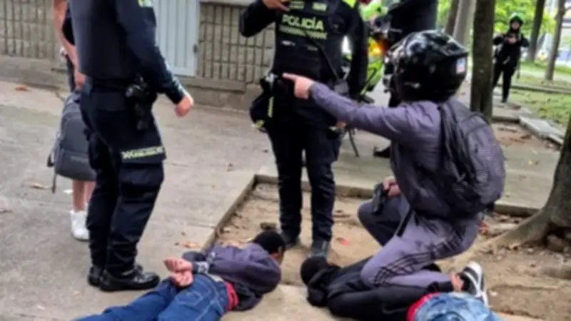 Policía fuera de servicio captura a dos ladrones en puente peatonal de Medellín