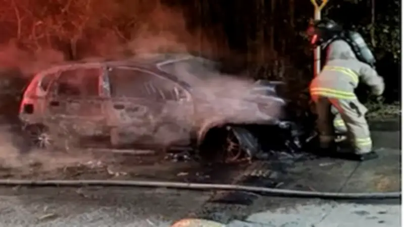 Policía investiga posible atentado a vehículo de campaña política en Santander