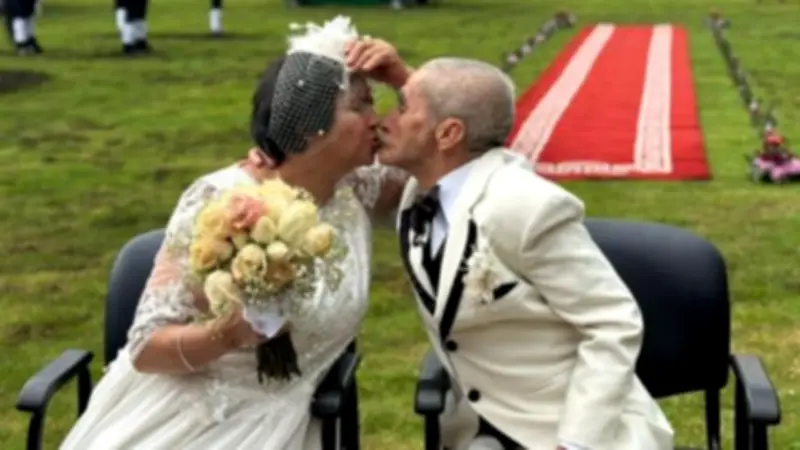 Policía Nacional celebra boda de adultos mayores que superaron vida en calle